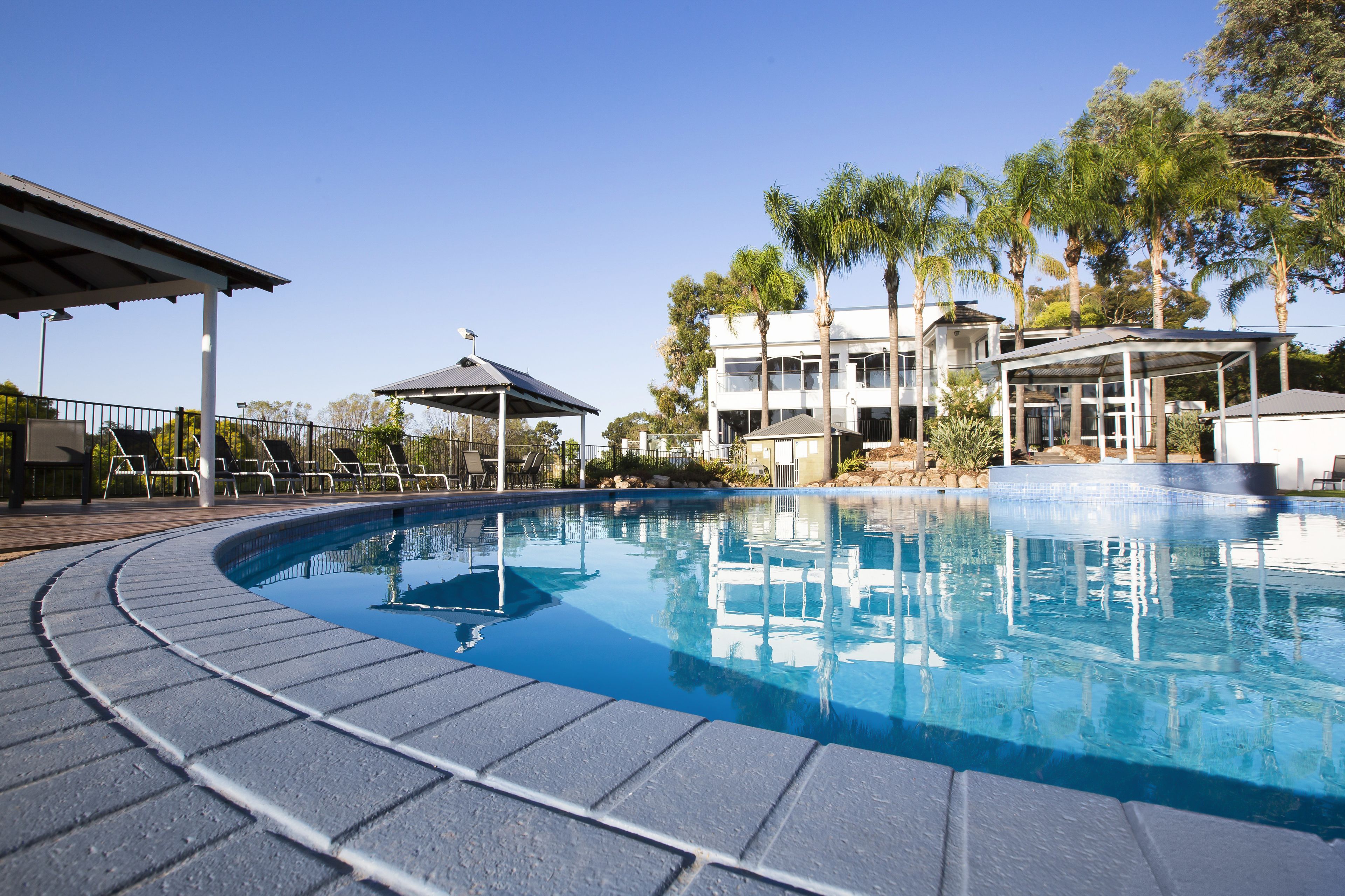 Una piscina al aire libre
