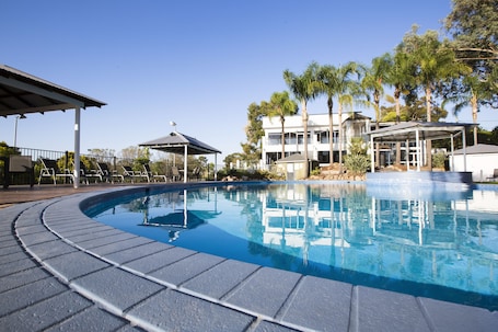 Una piscina al aire libre. Lake Hume Resort