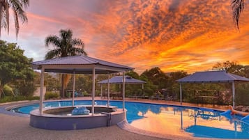 Una piscina al aire libre