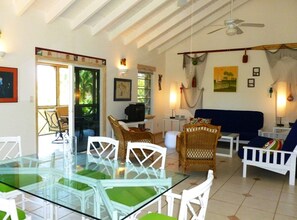 Smart TV, books, video library, stereo - Chill Out, Relax And Reconnect In A Sweet Cottage By The Beach (Whitby)