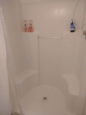 Een douche, een haardroger, handdoeken, zeep
