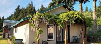 LITTLE HOUSE on the HILL - Gorge Getaway Home Base