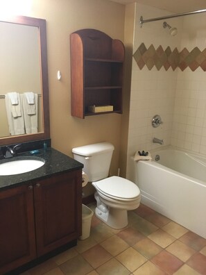 Duschwanne, Haartrockner, Handtücher, Seife