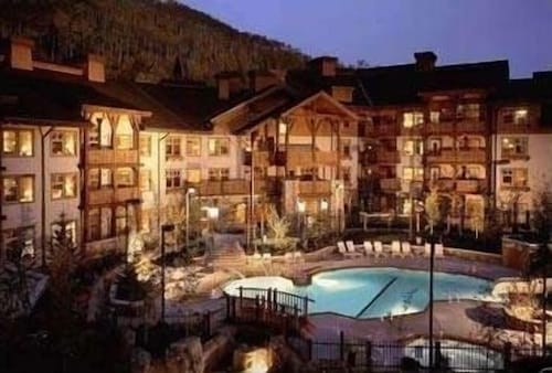 Solitude Luxury Condo. Free Parking. Clean. Ski in/out. Family Friendly