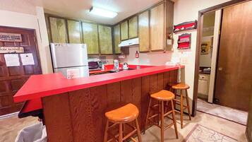 Frigorifero, microonde, forno, piano cottura