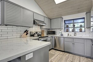 Cookware/dishes/utensils - Woodlands 31: Pet Friendly, On Sierra Star Golf Co (Mammoth Lakes)