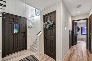 Interior - Woodlands 31: Pet Friendly, On Sierra Star Golf Co (Mammoth Lakes)