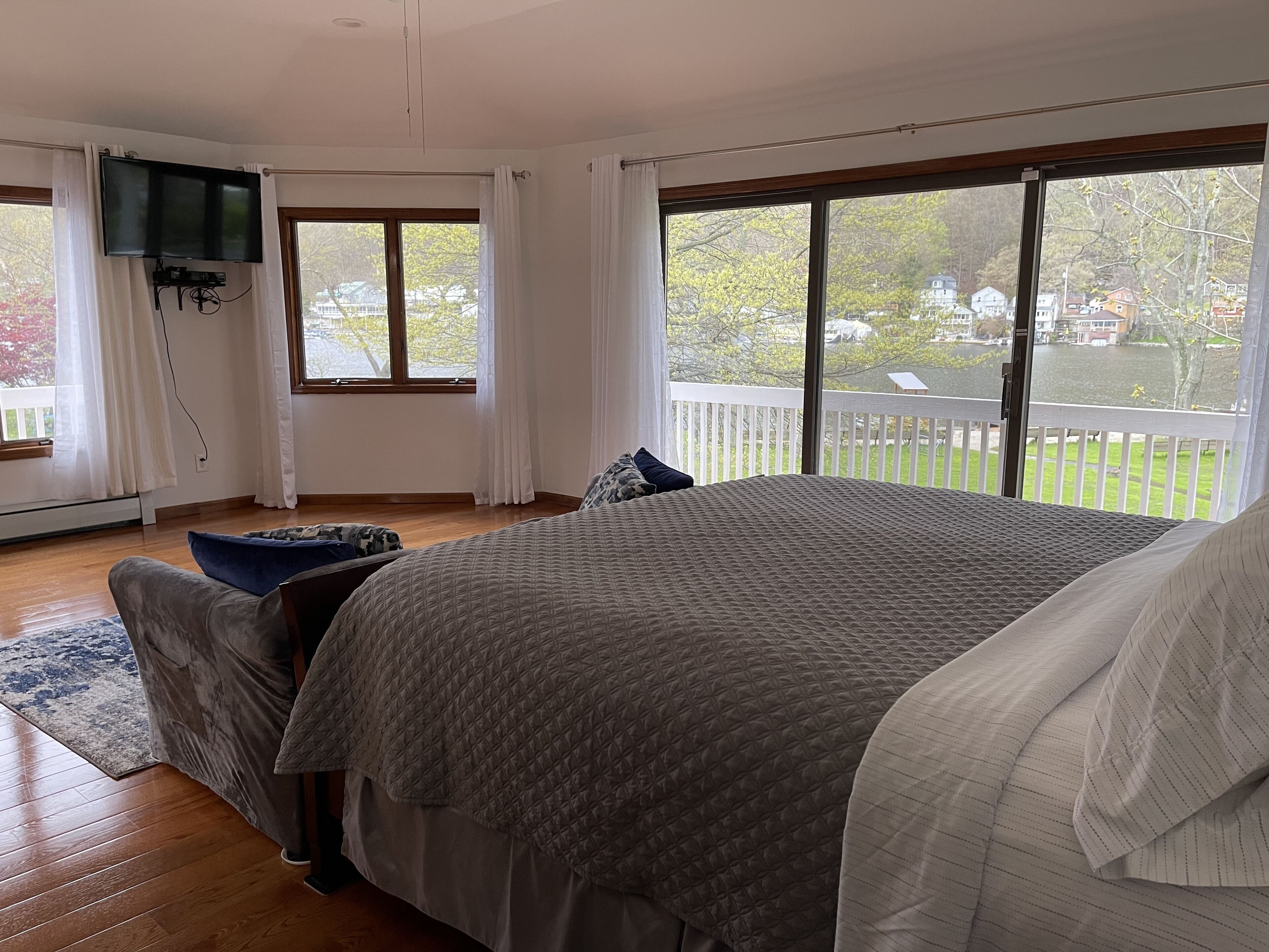 4 chambres, bureau, fer et planche à repasser, lit parapluie