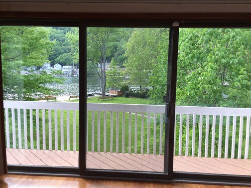  Large Lake House Property Your Family And Friends Will Love Staying At!