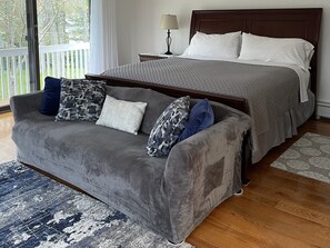 4 quartos, escrivaninha, ferros/tábuas de passar roupa, berço de viagem