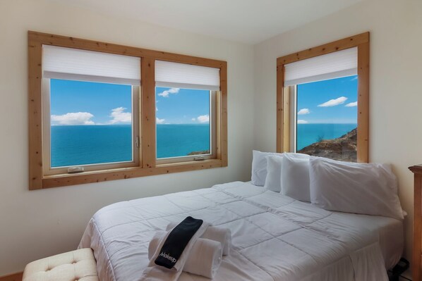 2 bedrooms, iron/ironing board, WiFi, bed sheets - Poplar at Lake Bluff Preserve-Spectacular Lake Michigan Views-Sleeps 8 (Frankfort)