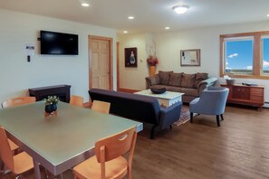 Interior - Poplar at Lake Bluff Preserve-Spectacular Lake Michigan Views-Sleeps 8 (Frankfort)