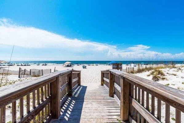 On the beach - Top-Corner Condo with direct Gulf and Beach views (Gulf Shores)