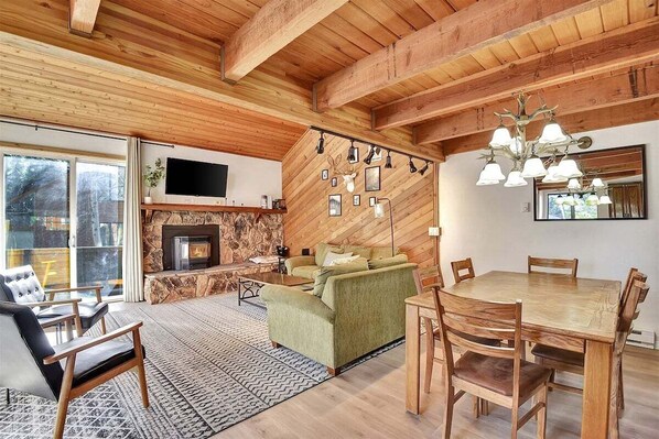 TV, fireplace - Snowflower 5: Nice Townhouse, Near Mammoth Creek (Mammoth Lakes)