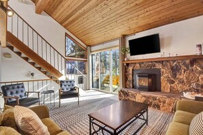 Televisión y chimenea 