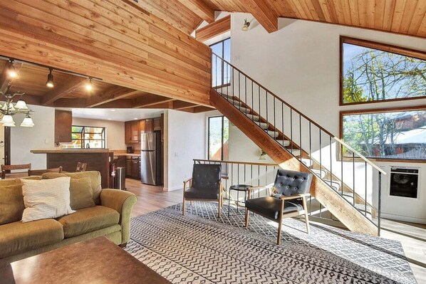 Televisión y chimenea 