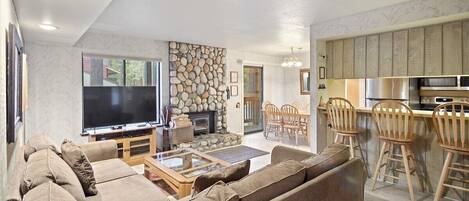 Televisión de pantalla plana y chimenea