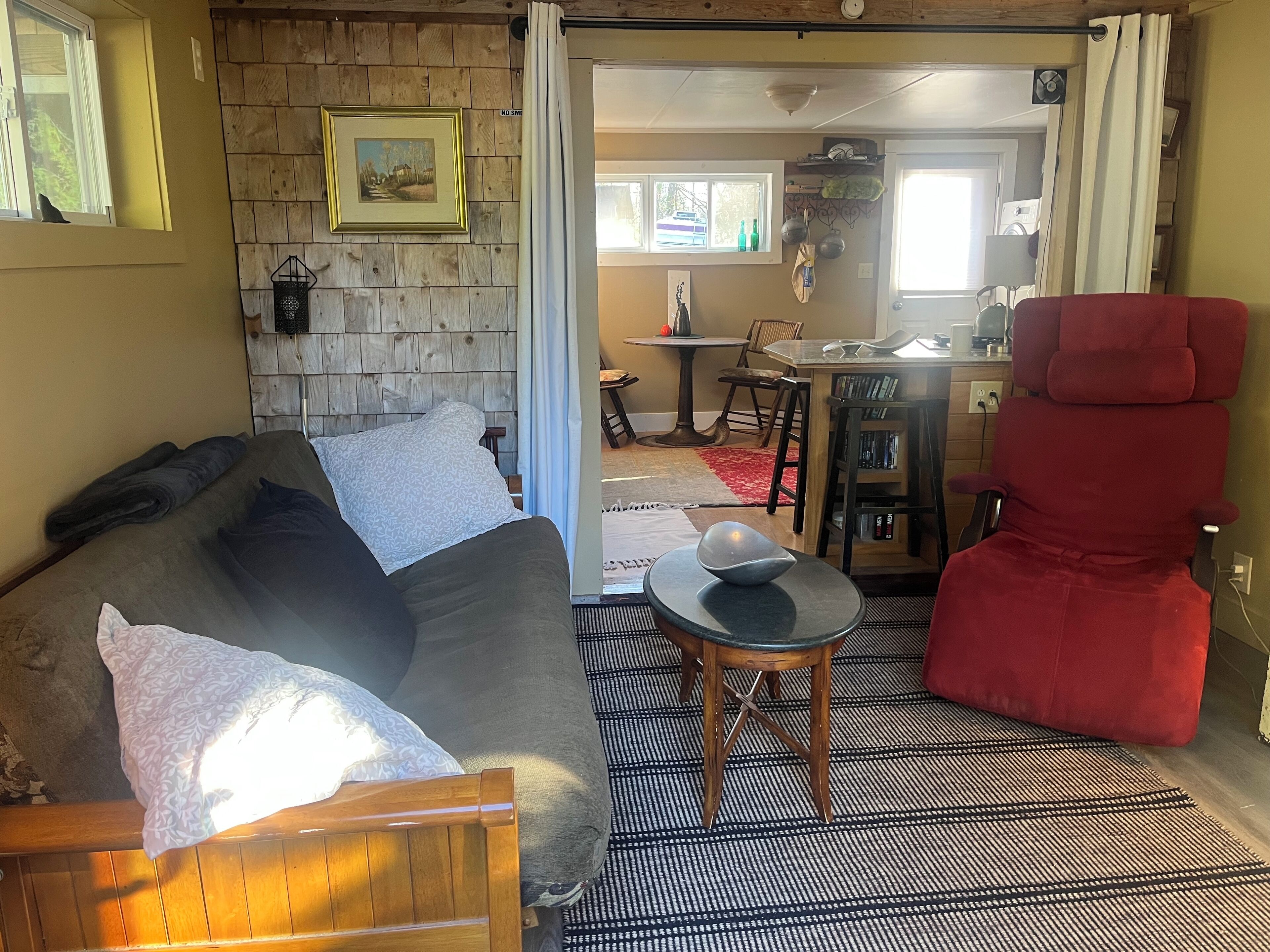 電視、DVD 播放機、書籍、音樂庫