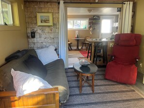 TV, DVD player, books, music library - Cozy Cottage on Beautiful Lake Champlain. (Bridport)