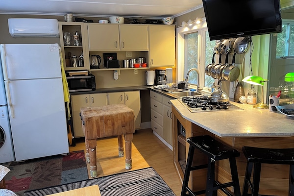 Geladeira, micro-ondas, cooktop, cafeteira/chaleira