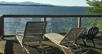 Lämmin ja kodikas mökki kauniilla Champlainjärvellä.