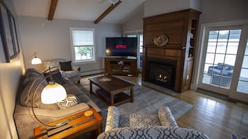 Smart TV, chimenea, reproductor de DVD y libros