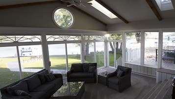 Älytelevisio, takka, DVD-soitin, kirjoja