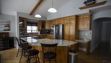 Refrigerador, microondas, horno y parrilla de estufa