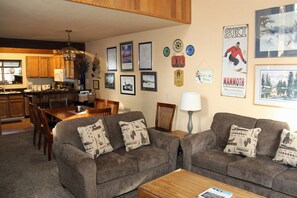 Télévision, cheminée, chaîne hi-fi