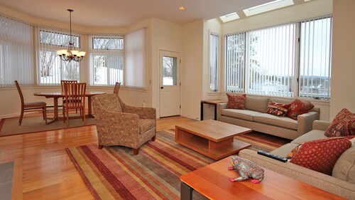 Elegant 4 BR condo in Lenox, MA- completely new- 3 min from Tanglewood