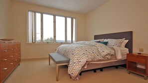 4 bedrooms, internet, bed sheets