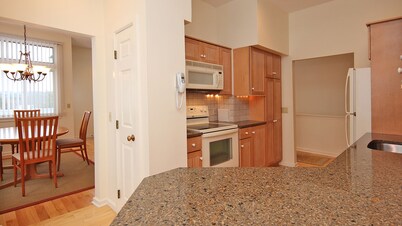 Elegant 4 BR condo in Lenox, MA- completely new- 3 min from Tanglewood