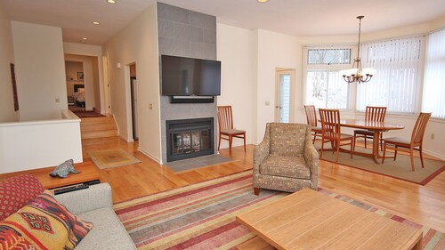 Elegant 4 BR condo in Lenox, MA- completely new- 3 min from Tanglewood