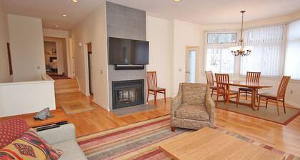 Elegant 4 BR condo in Lenox, MA- completely new- 3 min from Tanglewood