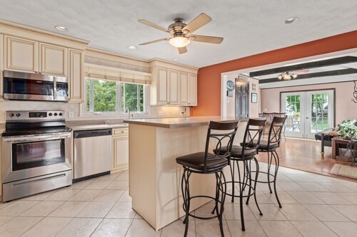 Spacious 7-Room House Near Boston & Salem With Yard and Parking