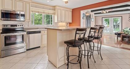 Spacious 7-Room House Near Boston & Salem With Yard and Parking