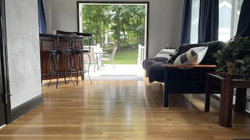 Een smart-tv en een stereo