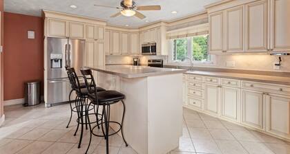 Welcoming 7 room house <15 miles to Boston, Salem & Casino