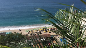 A beach with umbrellas and a view of the ocean. - Luxury Los Muertos Beach penthouse, infinity pool & Jacuzzi, central located  (Puerto Vallarta)