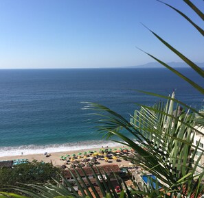 Beach nearby, sun-loungers, beach towels
