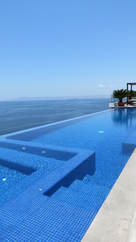 Luxury Los Muertos Beach penthouse, infinity pool & Jacuzzi, central located 