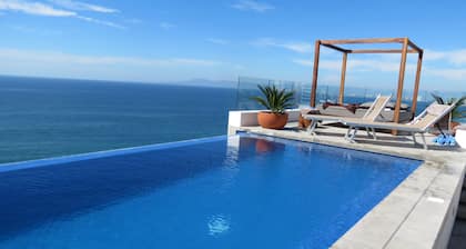 Luxury Los Muertos Beach penthouse, infinity pool & Jacuzzi, central located