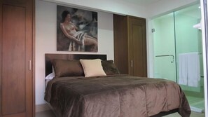 2 habitaciones, caja de seguridad en la habitación y escritorio 