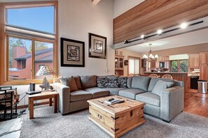 TV, fireplace - Sunrise 29: Upgraded, spacious, quiet (Mammoth Lakes)