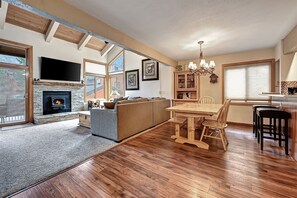 TV, fireplace - Sunrise 29: Upgraded, spacious, quiet (Mammoth Lakes)