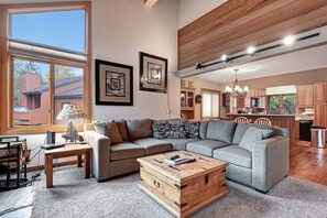 Televisión y chimenea 