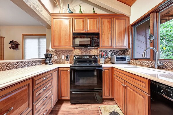 Private kitchen - Sunrise 29: Upgraded, spacious, quiet (Mammoth Lakes)