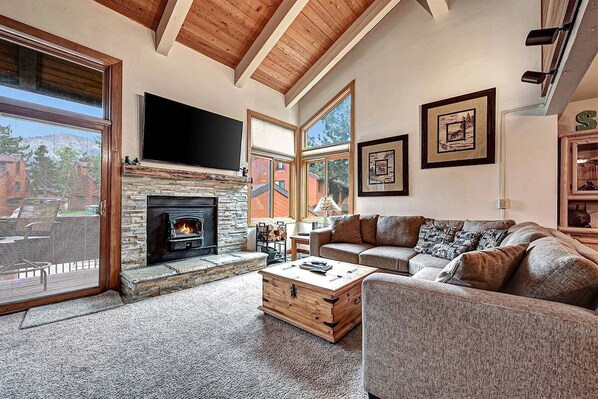 Televisión y chimenea 