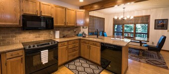 Well-Equipped, Beautiful Art-filled Cabin with new A/C, Close to RMNP & YMCA