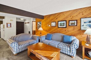 TV, fireplace - Wildflower 67: Close town and green line shuttle (Mammoth Lakes)